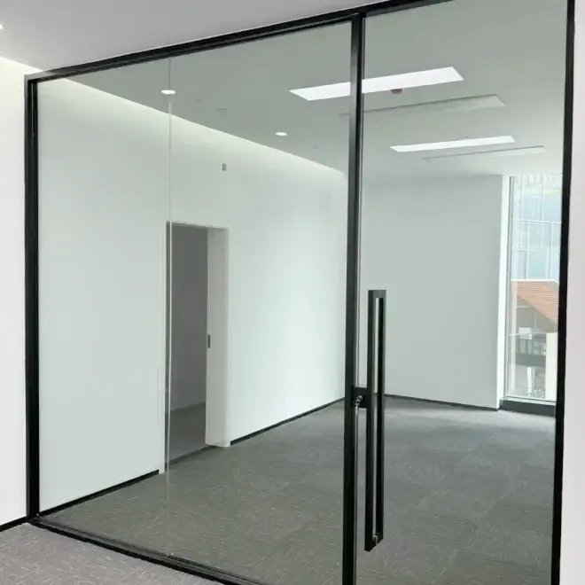 ドアや窓ガラスが現代の建物に欠かせないものは何ですか?