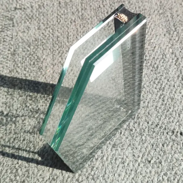 ドアおよび窓用断熱ガラス